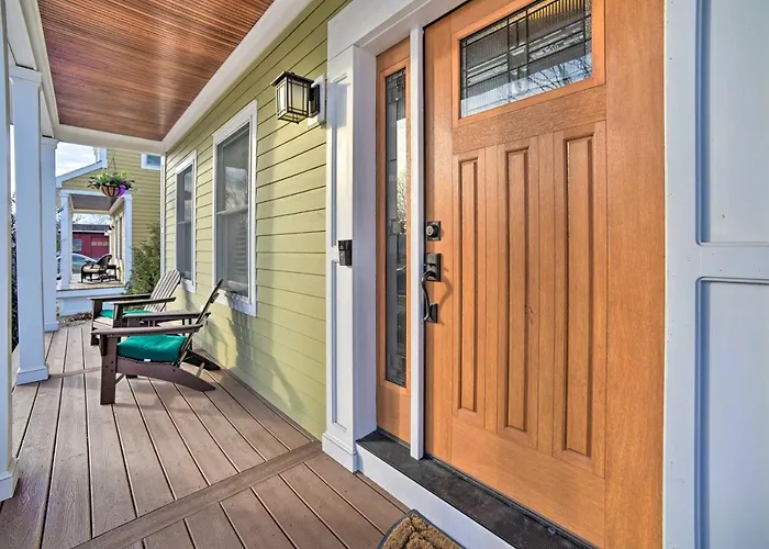 Stunning House W/ Deck, Game Room & Home Gym!