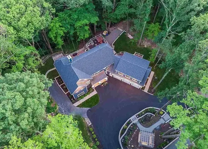 The Athena Hideaway - Hottub, Firepit, Lake & Racetrack