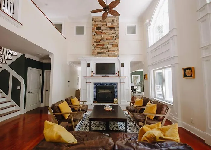 The Athena Hideaway - Hottub, Firepit, Lake & Racetrack