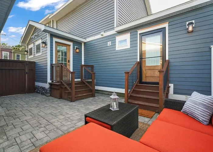 Upscale Azure By Saratoga Stays