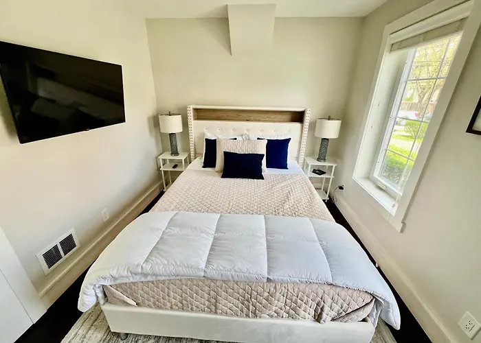 Upscale Azure By Saratoga Stays
